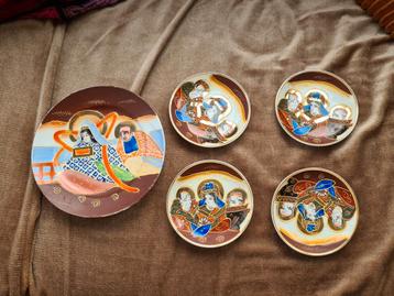 Antiek Satsuma Moriage Immortals Japans deelservies beschikbaar voor biedingen