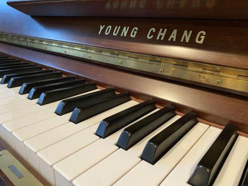 GRATIS: Klassieke staande piano, Young Chang U-121 FE, Muziek en Instrumenten, Piano's, Gebruikt, Piano, Bruin, Ophalen