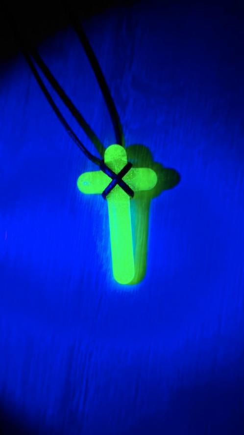 Uranium kruis ketting, Antiek en Kunst, Antiek | Glas en Kristal, Ophalen of Verzenden
