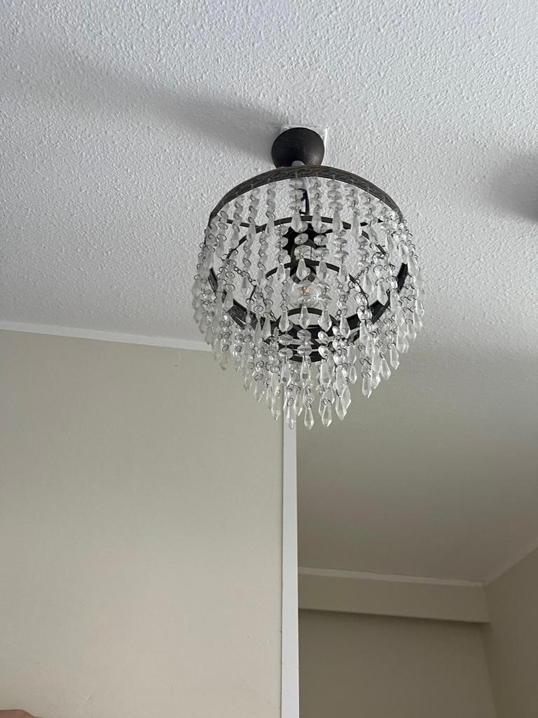 Elegante kroonluchter met kristallen hangers, Huis en Inrichting, Lampen | Kroonluchters, Ophalen of Verzenden, Zo goed als nieuw