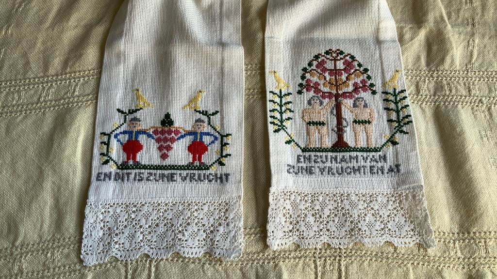 Klok kleedje handgeborduurde afbeeldingen en tekst en kant, Antiek en Kunst, Antiek | Klokken, Ophalen of Verzenden