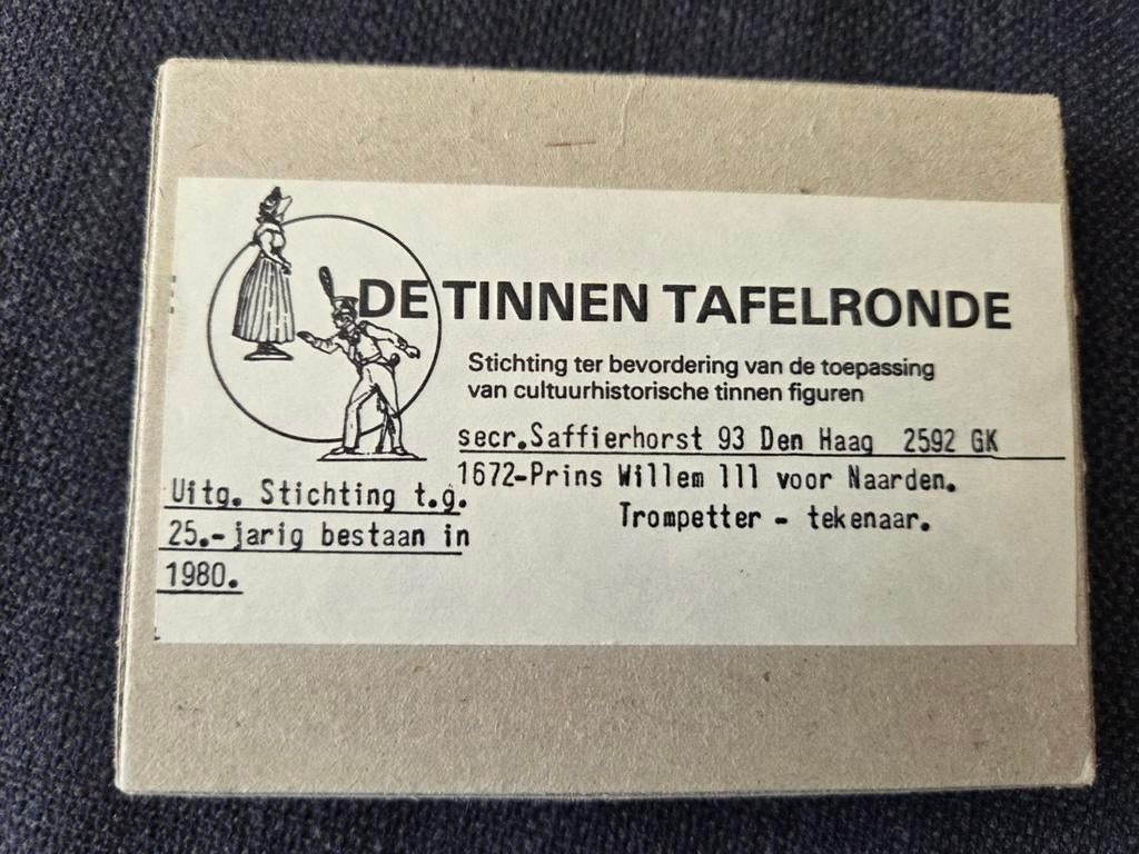 Zeldzame Tinnen Tafelronde Figuren 1980 & 2 Publicaties, Hobby en Vrije tijd, Modelbouw | Figuren en Diorama's, Ophalen of Verzenden