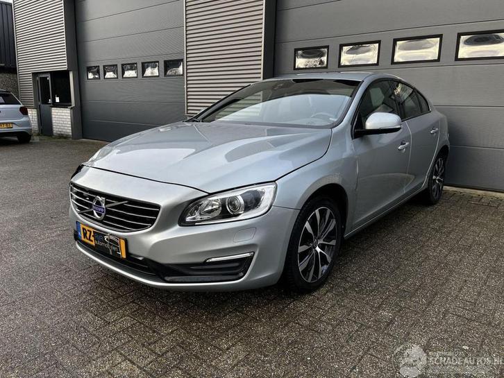 Volvo S60 1.5 T3 AUTOMAAT / NAVI / CRUISE / LEER / PDC, Auto diversen, Schadeauto's, Volvo, Automaat, Benzine, Sedan, Zilver of Grijs