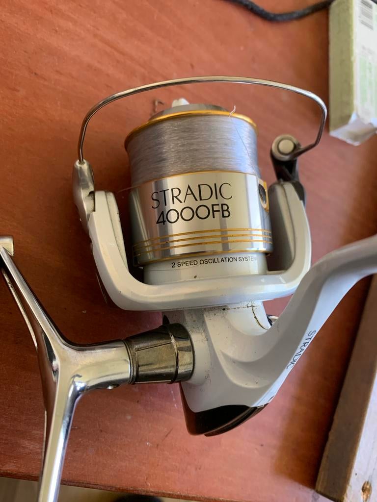 Gezocht: Defecte Shimano Stradic 4000 FB voor onderdelen, Ophalen of Verzenden, Gebruikt, Molen