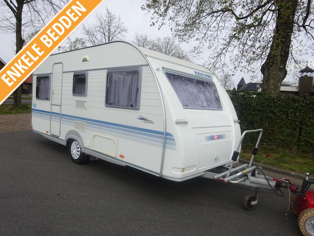 Adria Adora 472 Enkele Bedden + Mover, Caravans en Kamperen, Overige typen, Rondzit, Bedrijf, Schokbreker
