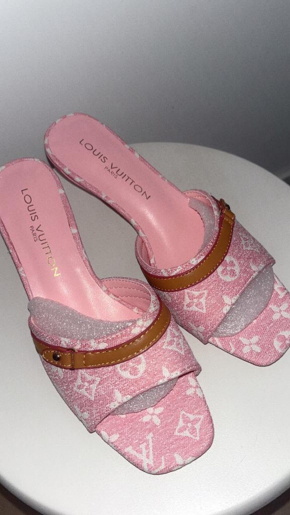 Louis vuitton kitten heels r, Kleding | Dames, Schoenen, Roze, Louis Vuitton, Nieuw, Sandalen of Muiltjes