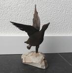 Vintage eend beeldje metaal op steen metalen eendenbeeld, Ophalen of Verzenden, Gebruikt, Dier