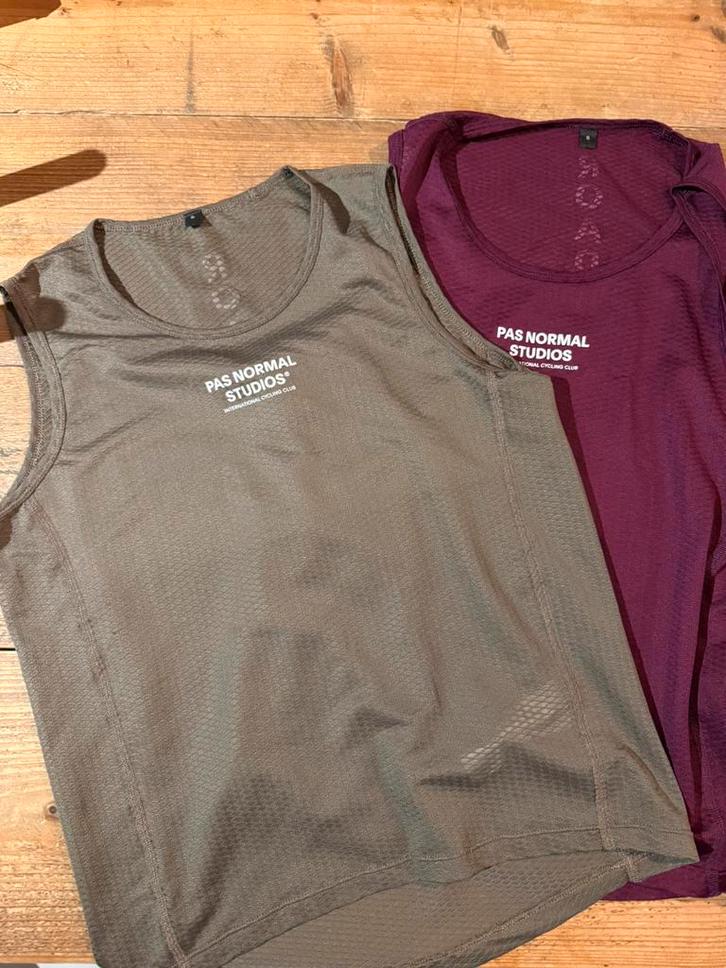 2x Pas Normal Studios PNS Sleeveless Baselayer | maat S, Fietsen en Brommers, Fietsaccessoires | Fietskleding, Zo goed als nieuw