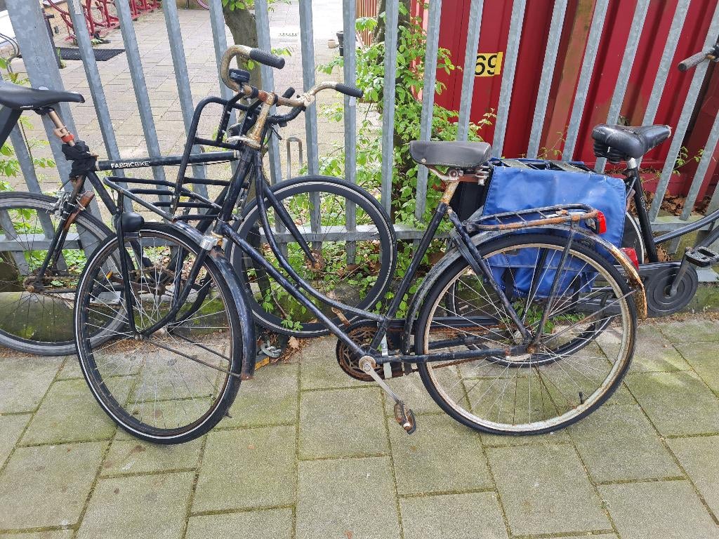 Oma fiets met lekke achterband en roest, Ophalen, Terugtraprem