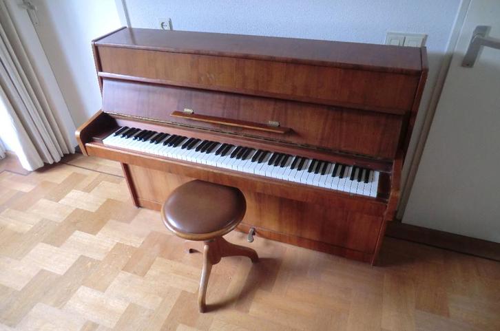 piano van het merk Legnica, met verstelbaar krukje, Muziek en Instrumenten, Piano's, Gebruikt, Piano, Bruin, Ophalen