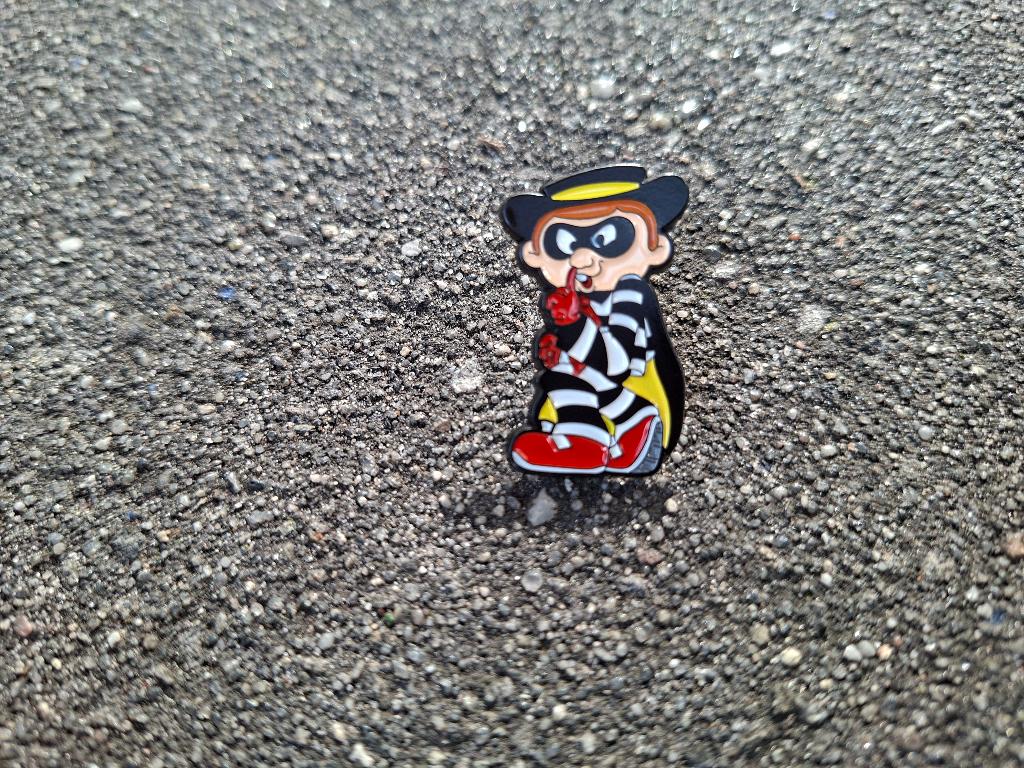 1 pin van Hamburglar uit de oude MC Donalds reclames te koop, Ophalen of Verzenden, Nieuw, Overige onderwerpen, Speldje of Pin