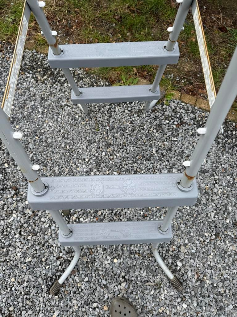 GRATIS Bestway Zwembadtrapje - Gebruikt maar functioneel, Doe-het-zelf en Verbouw, Ladders en Trappen, Ophalen, Gebruikt, Trap