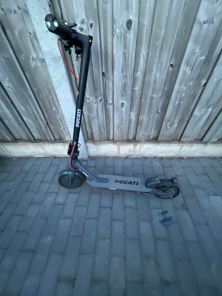Ducati elektrische step met oplader, Ophalen, Zo goed als nieuw, Elektrische step (E-scooter)