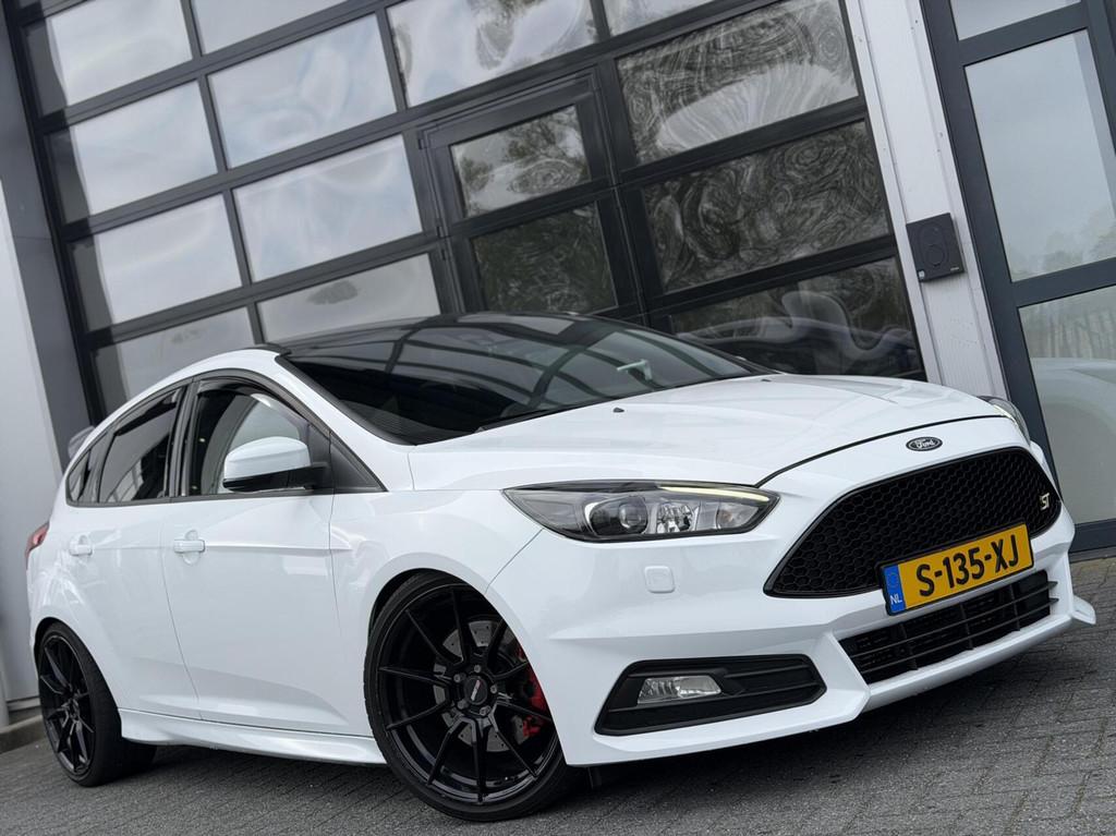 Ford Focus 2.0 EcoBoost ST-3 250Pk+ / Recaro / LED / LUXE, 15 km/l, Gebruikt, 4 cilinders, Wit