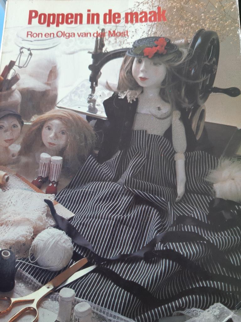 Poppen in de maak met kleding rond 1900, Verzamelen, Poppen, Verzenden, Zo goed als nieuw, Pop