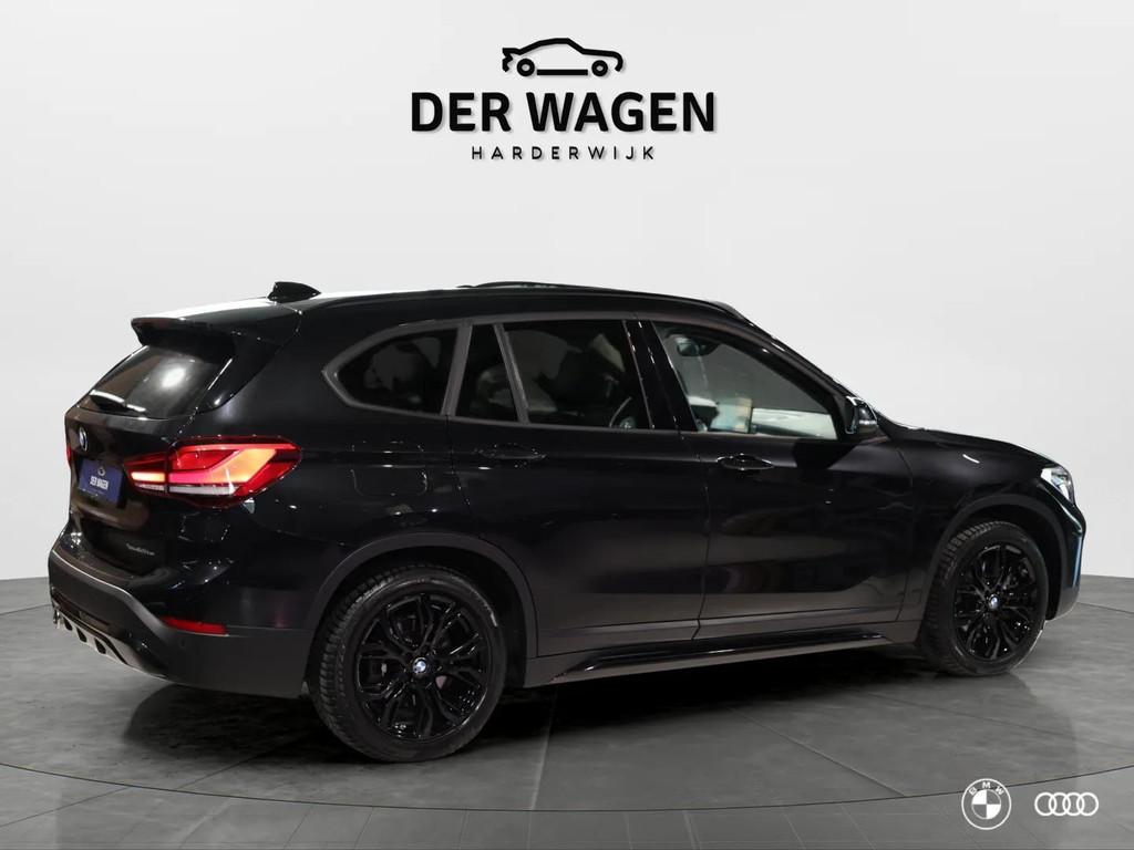 BMW X1 xDr25e SPORTLINE BLACK ED / PANODAK / HEADUP / TREKHA, Auto's, BMW, Met garantie (alle), Leder en Stof, Zwart, Bedrijf