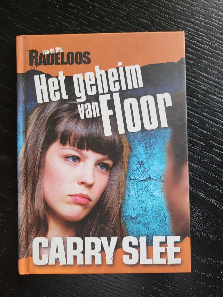 Carry Slee - Radeloos. Het geheim van Floor, Boeken, Ophalen of Verzenden, Zo goed als nieuw, Carry Slee