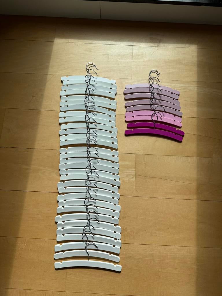 Kledinghangers voor baby- en peuterkleren wit en roze, Kleding | Dames, Kledinghangers, Ophalen, Zo goed als nieuw, Hout, Kinderen