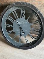 Stoer en Sobere wandklok zeer nette staat, Ophalen, Zo goed als nieuw, Wandklok