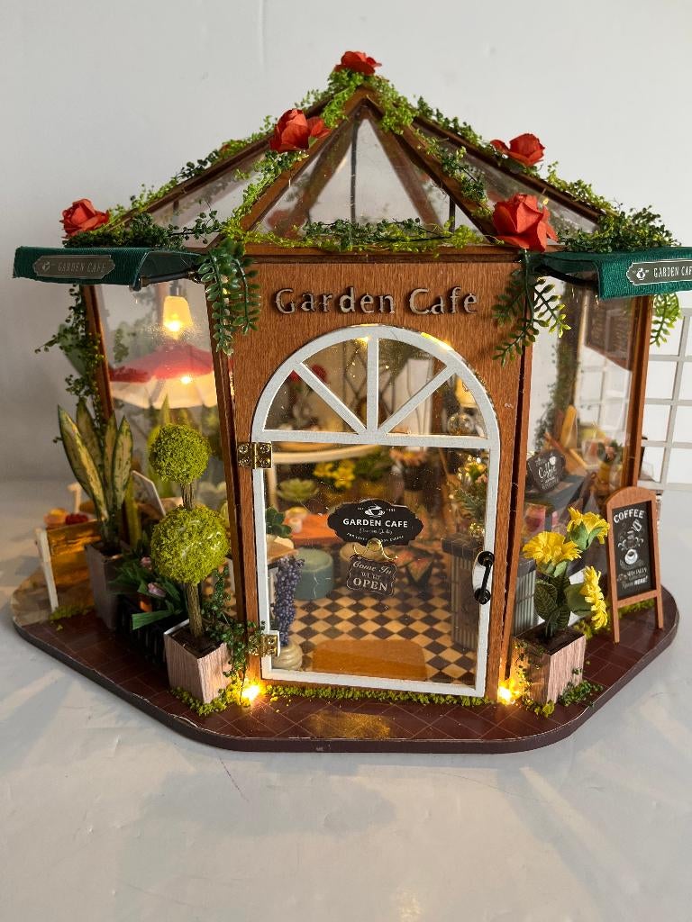 Garden Cafe - Tuin Cafe - minatuur + verlichting, Verzenden, Zo goed als nieuw, Groter dan 1:32
