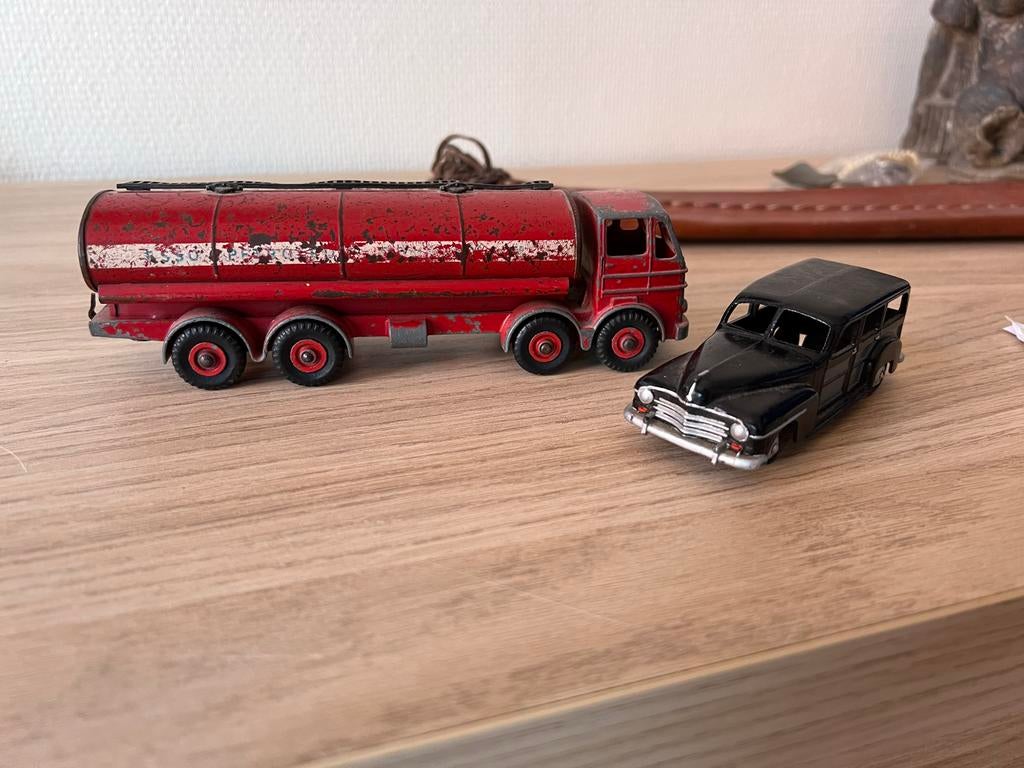 Twee oude Dinky Toys: Leyland Octopus en personenauto, Overige merken, Gebruikt, Auto, 1:32 tot 1:50
