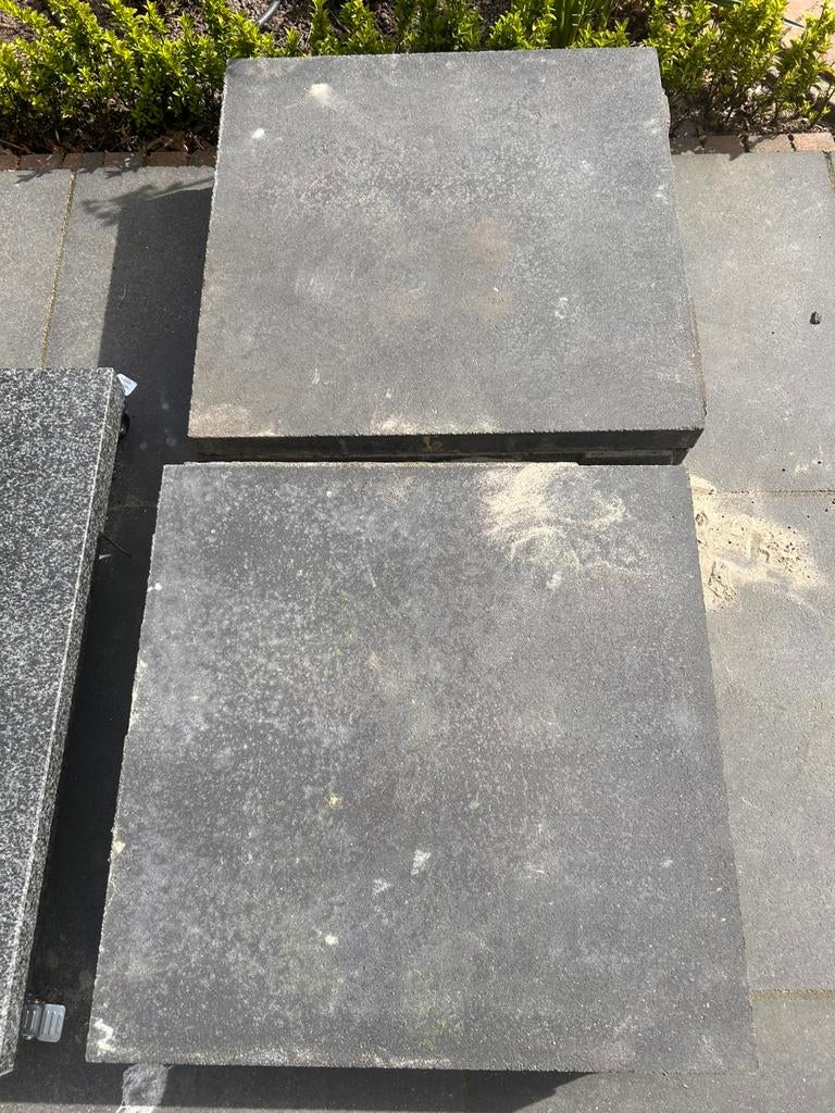 Betontegels 60x60 antraciet 7 stuks + 1 met sleuf, Tuin en Terras, Tegels en Klinkers, Ophalen, Zo goed als nieuw, Beton, Terrastegels