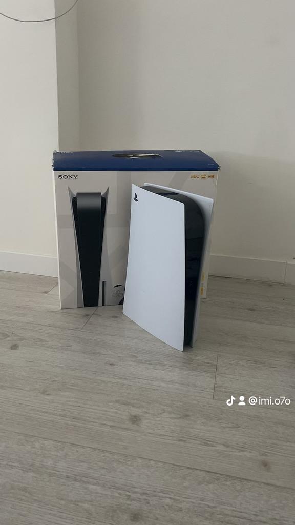 Playstation 5 Disc Edition met 2 controllers en FIFA 22, Spelcomputers en Games, Spelcomputers | Sony PlayStation 5, Zo goed als nieuw