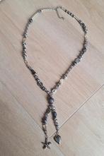 Ketting met kralen grijs/zilver kleurig bedels lang model, Sieraden, Tassen en Uiterlijk, Kettingen, Kunststof, Verstelbaar, Ophalen of Verzenden