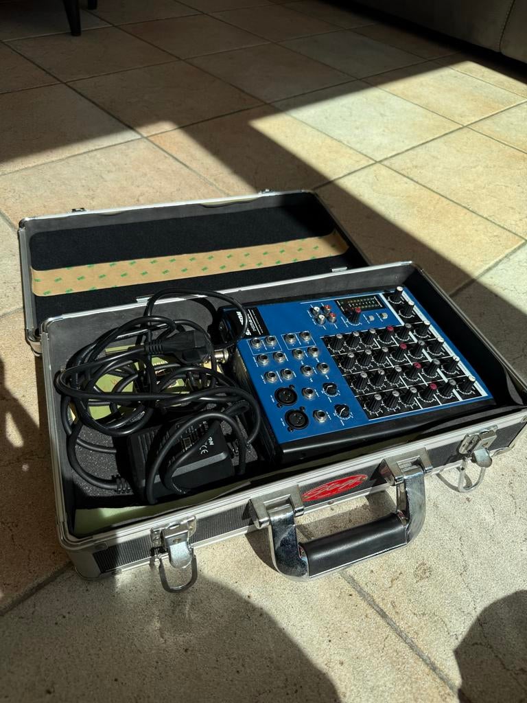 Samson MDR624 Mixer met flightcase, Muziek en Instrumenten, Mengpanelen, Gebruikt, Minder dan 5 kanalen, Microfooningang, Ophalen of Verzenden