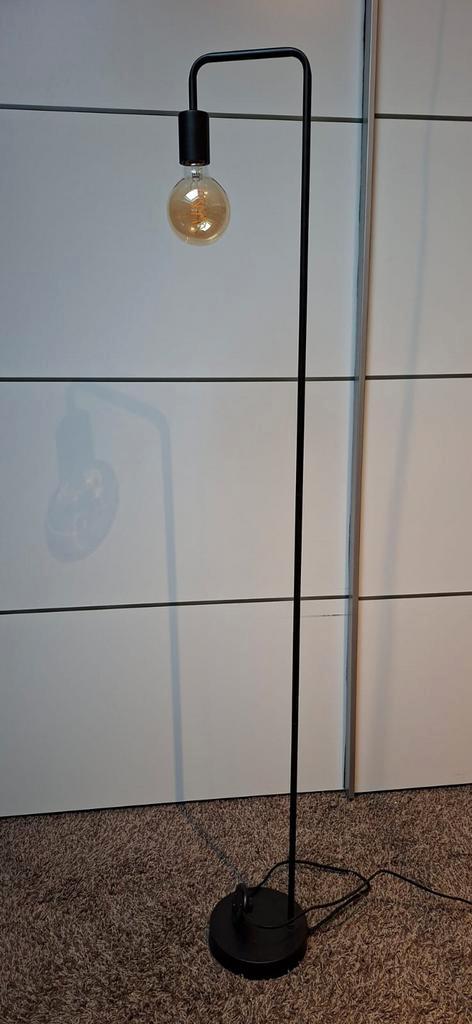 Moderne zwarte staande lamp met Edison gloeilamp, Huis en Inrichting, Lampen | Vloerlampen, Zo goed als nieuw, 150 tot 200 cm