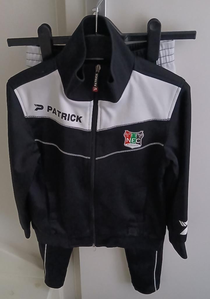 Trainingspak kind NEC, Sport en Fitness, Maat XS of kleiner, Ophalen, Zo goed als nieuw, Trainingspak