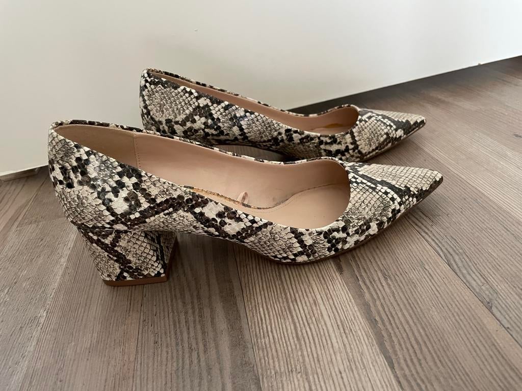 Imitatieleren pumps met slangenprint van Mango maat 38, Kleding | Dames, Schoenen, Ophalen of Verzenden, Zo goed als nieuw, Pumps