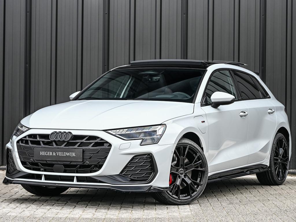 Audi A3 Sportback 45 TFSI e S edition Competition | Panorama, Zwart, 4 cilinders, 700 kg, Wit