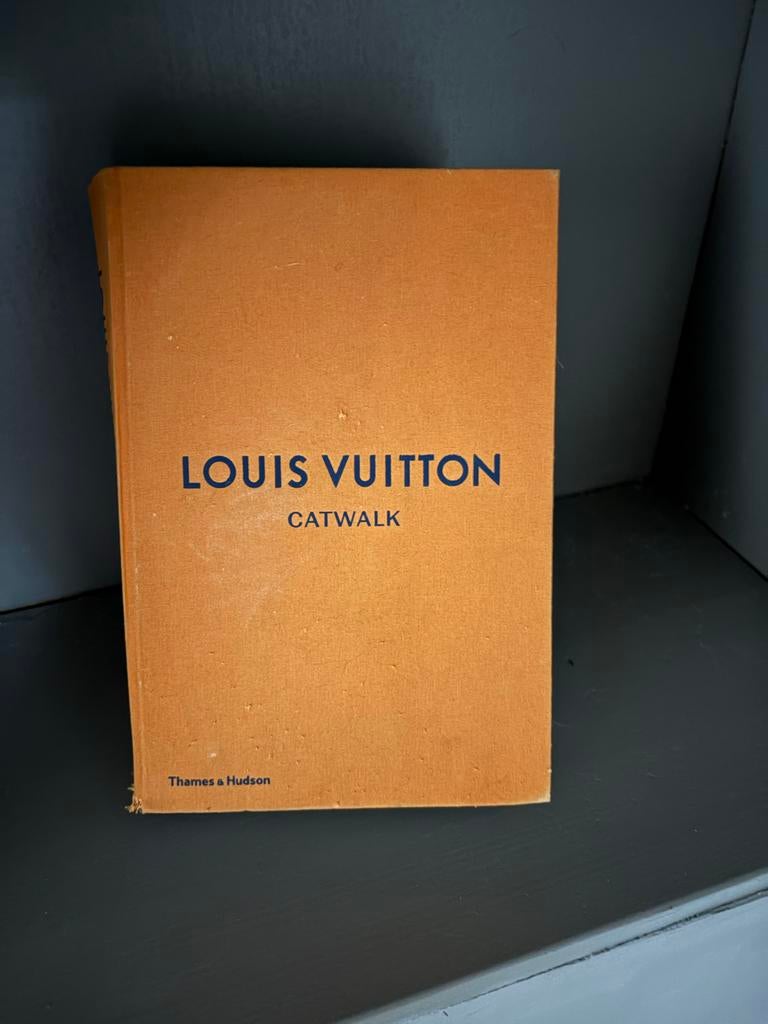 Louis Vuitton Catwalk Koffietafelboek - Mode Geschiedenis, Ophalen of Verzenden, Zo goed als nieuw, Europa overig