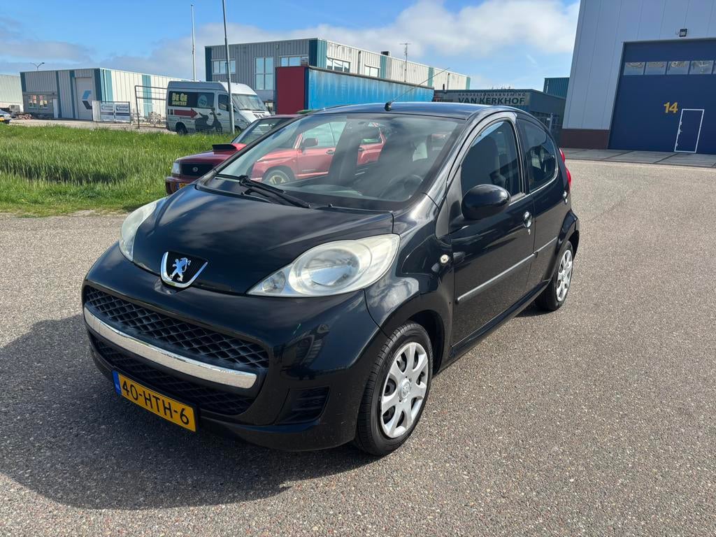 Peugeot 107 1.0 5DR 2009 Zwart Airco, Auto's, Voorwielaandrijving, Stof, Metallic lak, Zwart