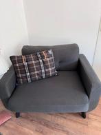 Donkergrijze Love Seat Sofa met Sierkussen, Huis en Inrichting, Banken | Sofa's en Chaises Longues, Ophalen, Gebruikt, Tweepersoons