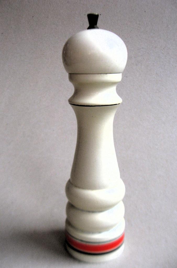 Deens design jaren 60 : wit met rood gelakte pepermolen, Ophalen of Verzenden