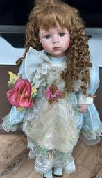 Vintage Porseleinen Pop met Krullen en Elegante Jurk, Ophalen of Verzenden, Gebruikt, Pop