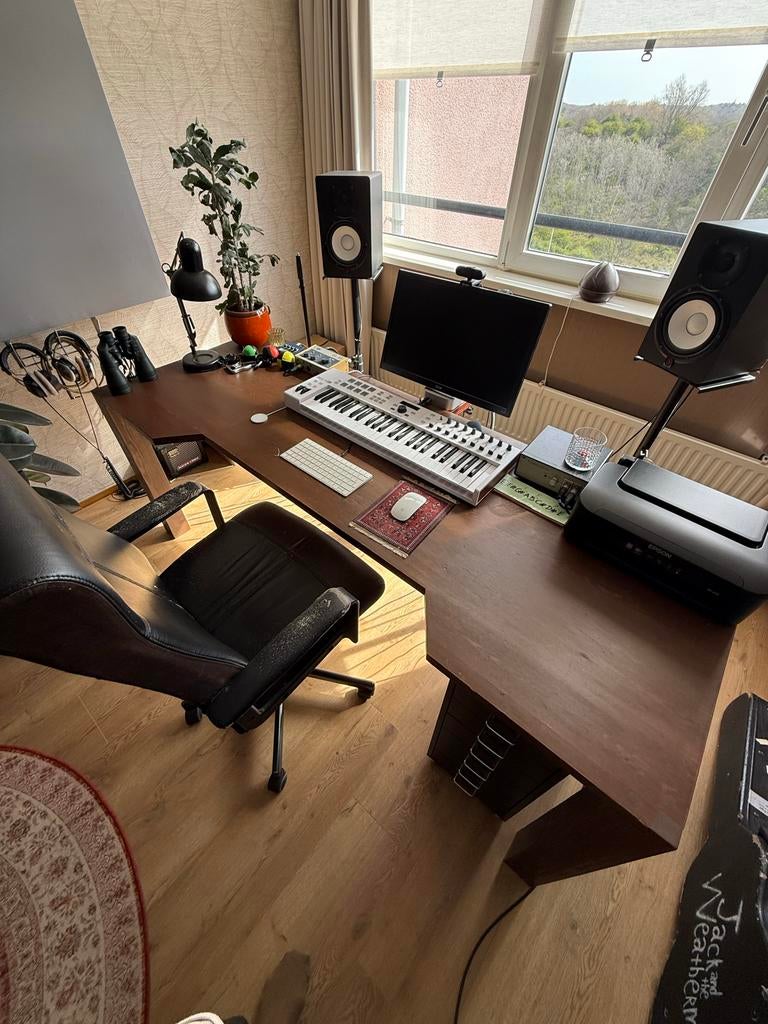 Ruim hoekbureau van donker hout - Ideaal voor thuiskantoor, Huis en Inrichting, Bureaus, Ophalen, Opbergruimte, Gebruikt, Hout