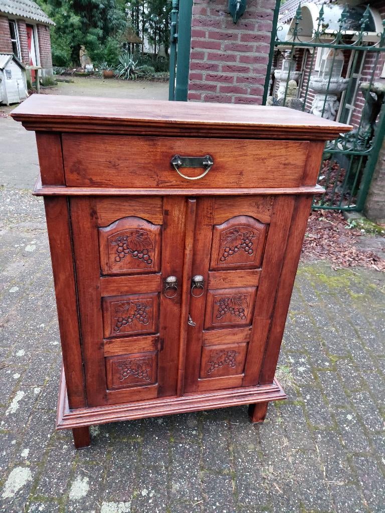 Antiekstijl Spaanse vruchtenhouten 2-deurs kast., Antiek en Kunst, Curiosa en Brocante, Ophalen
