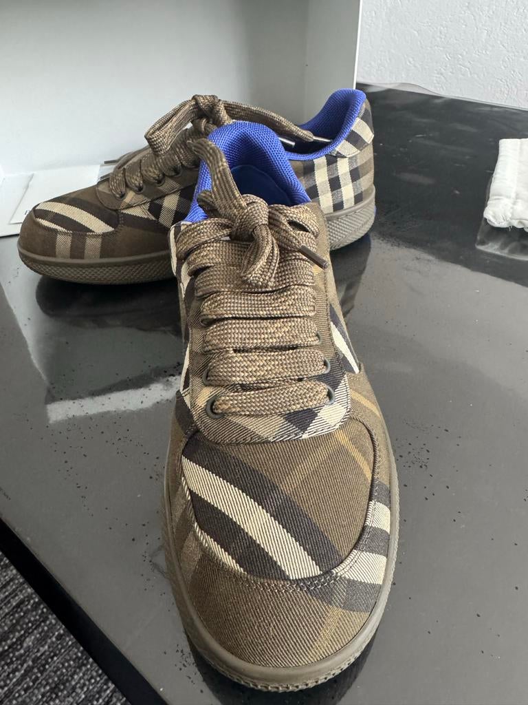 Burberry Sneakers, Ophalen of Verzenden, Zo goed als nieuw, Bruin, Sneakers of Gympen