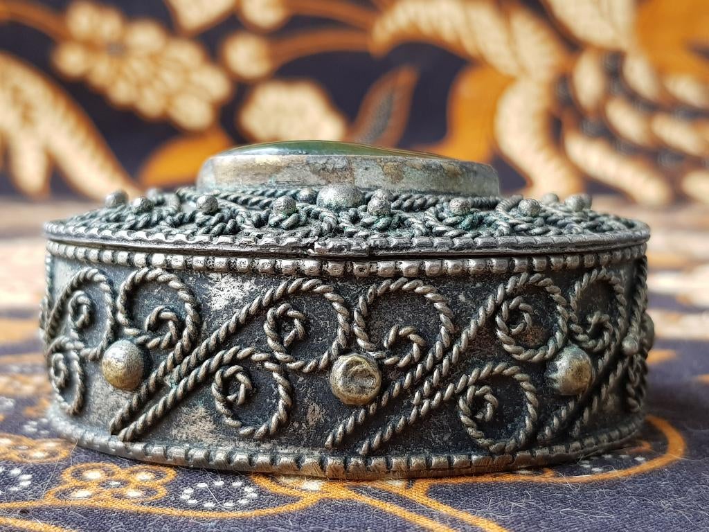 Mooi antiek Oosters bewerkt koper doosje met een steen 7 cm.