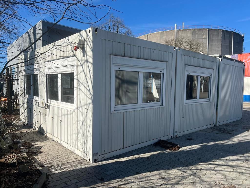Kantoorunit / woonunit 72 m2 | De set is in een L vorm, Ophalen