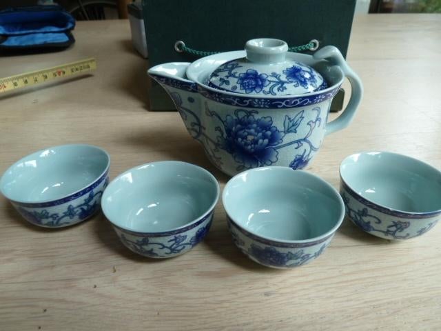 chinees kannetje met 4 kopjes blauw in koffer doosje, Verzenden, Nieuw, Porselein, Overige typen