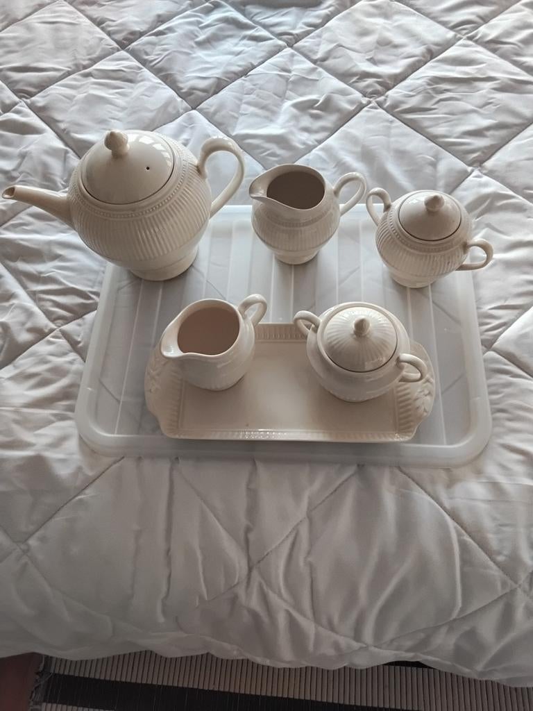 Wedgwood servies set - theepot, suikerpotten, melkkannetjes, Huis en Inrichting, Keuken | Servies, Gebruikt, Keramiek, Overige typen