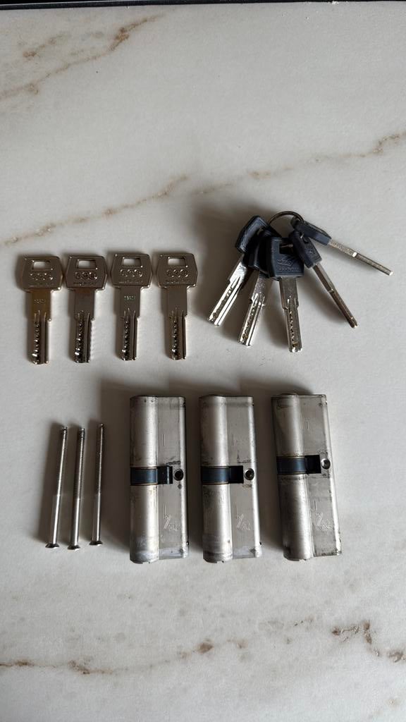 3 cilindersloten met 9 sleutels SKG2, Ophalen of Verzenden, Zo goed als nieuw, Rvs, Slot