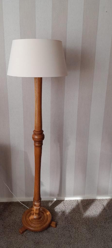 Staande lamp met eikenhouten poot, Huis en Inrichting, Lampen | Vloerlampen, Zo goed als nieuw, 150 tot 200 cm, Hout, Ophalen