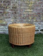 Poef hocker voetenbank bijzettafel rotan bamboe riet rond, Huis en Inrichting, Banken | Voetenbanken en Poefen, Ophalen, Gebruikt
