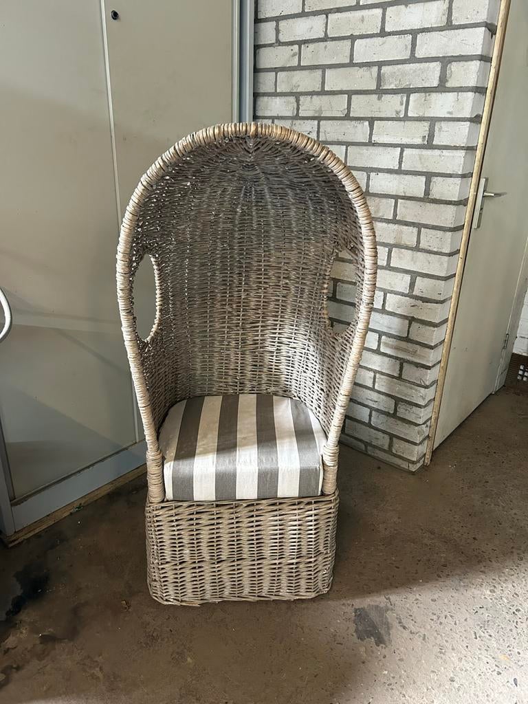 Strand Rotan kinderstoel met gestreept kussen, Huis en Inrichting, Stoelen, Gebruikt, Eén, Riet of Rotan, Grijs, Ophalen