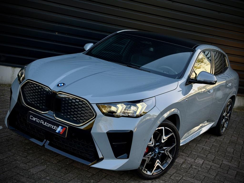 BMW iX2 eDrive 67kWh M-SPORT PRO PANO|HUD|HK|360|MEMORY VOL!, Auto's, 478 km, 750 kg, 180 min, 204 pk